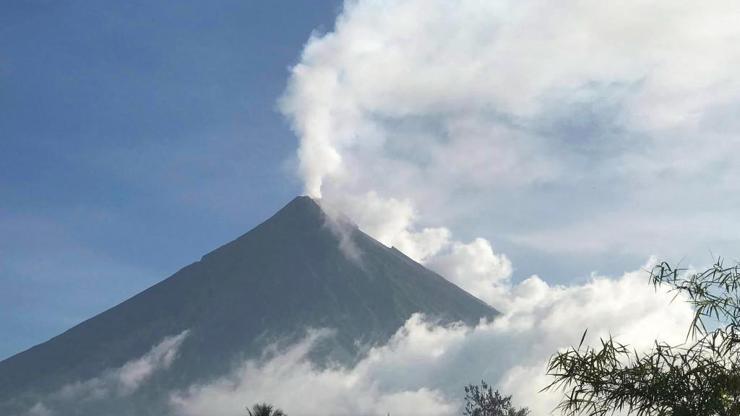 Filipinler’de Mayon Yanardağında volkanik hareketlilik