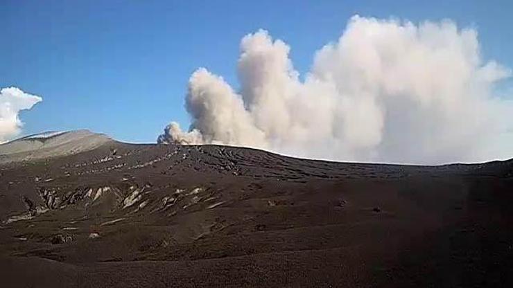 Endonezya’daki Anak Krakatau Yanardağında patlama