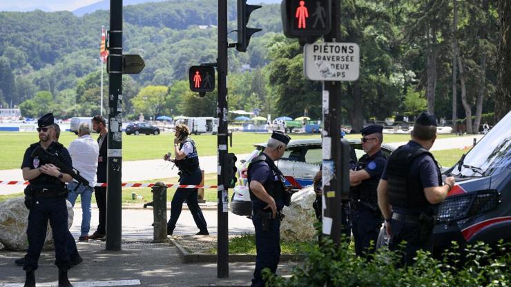 Fransa Başbakanı: Bıçaklı saldırıda yaralanan 4 çocuğun durumun stabil