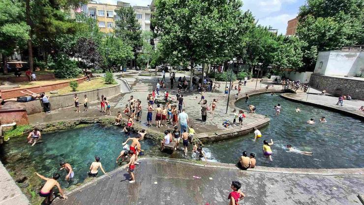 Diyarbakır’da termometreler 33 dereceyi gördü: Süs havuzlarında serinlenmeye çalıştılar