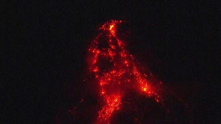 Filipinlerde yanardağ lav püskürtüyor