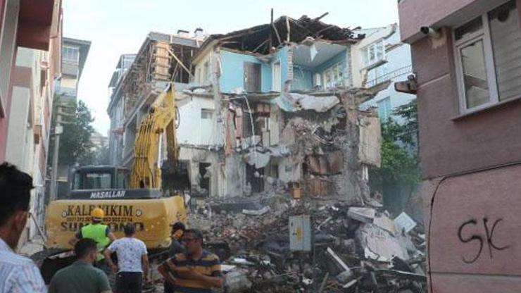 Felaketten kıl payı kurtuldular: Eskişehirde, 2 inşaat arasındaki 3 katlı kerpiç bina çöktü