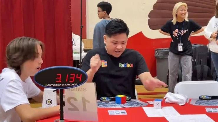 Rubik Küpü çözme rekoru kırıldı 21 yaşındaki genç 3,13 saniyede küpü çözdü
