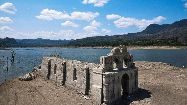 Meksikada su altında kalan tarihi kilise, kuraklıkla gün yüzüne çıktı