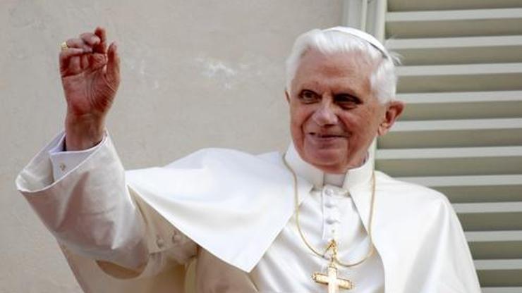 Eski Papa 16. Benedict’in haçı çalındı