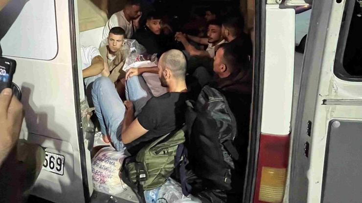 Muğlada durdurulan kamyonette 21 kaçak göçmen yakalandı