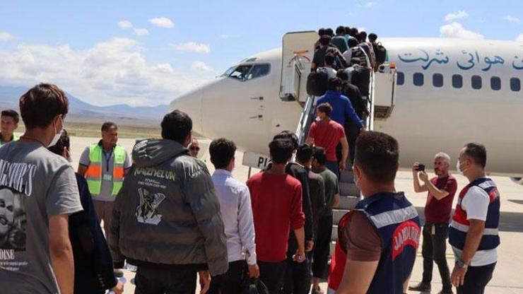 296 Afganistanlı göçmen ülkesine geri gönderildi