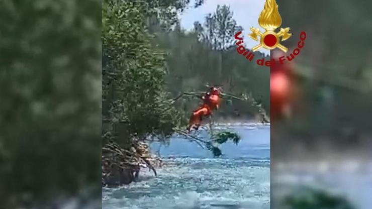 İtalya’da nehre düşen kadın, helikopterle kurtarıldı