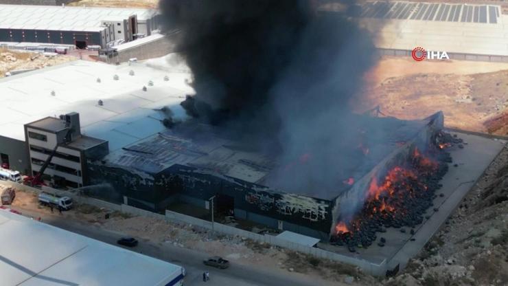 Gaziantep’te depodaki yangın fabrikayı küle çevirdi