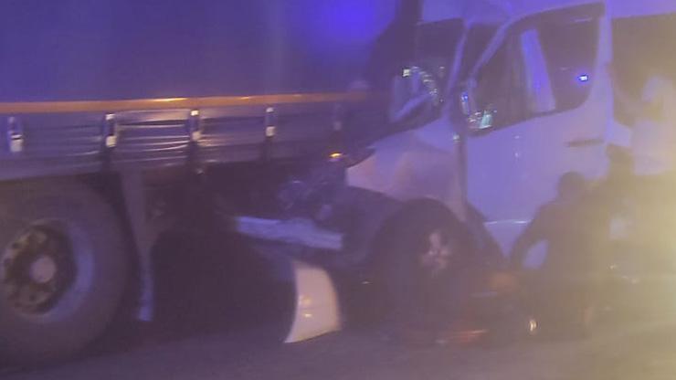 Kırkpınar güreşçilerini taşıyan minibüs TIRa çarptı: 9 yaralı