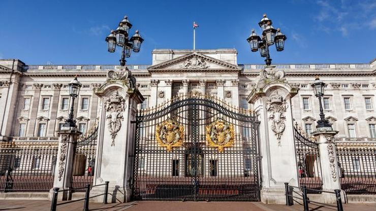 İngilterede bir kişi kendini Buckingham Sarayının kapılarına kelepçeledi