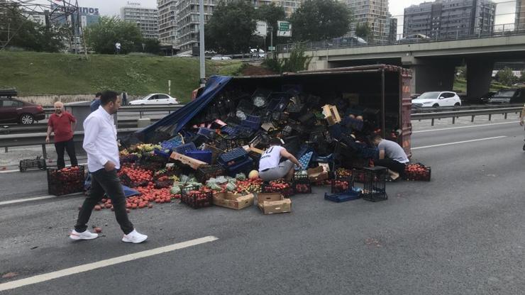 Sebze yüklü kamyon devrildi: Yüzlerce kilo sebze yola savruldu