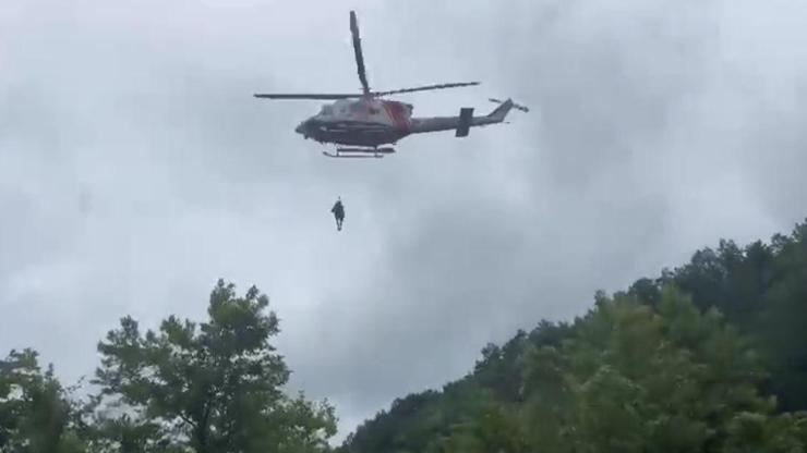 Şilede yağmur sonrası mahsur kalanlar helikopterle kurtarıldı