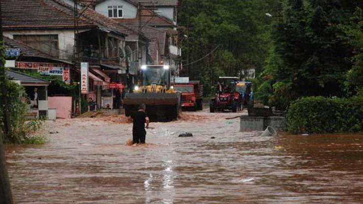 Karadenizi sel vurdu: Dereler taştı, yollar göle döndü Meteorolojiden yeni uyarı geldi...
