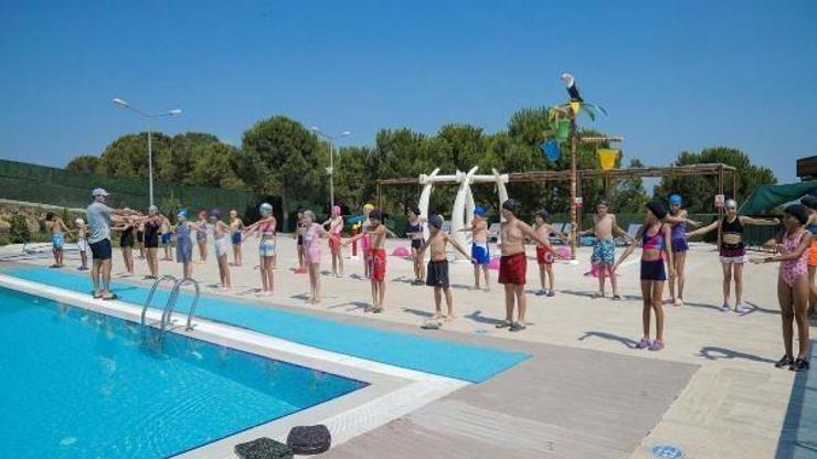Kınıklı çocuklar Poyracık Aquapark'ta yüzme öğreniyor