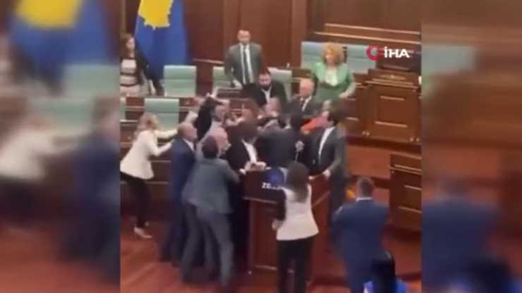 Kosova Parlamentosu’nda yumruklu kavga