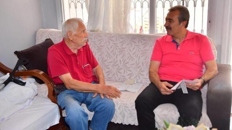 Soner Çetin’den, örnek şoför ile eşine geçmiş olsun ziyareti