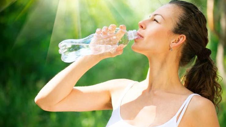 Kavurucu sıcakta aşırı su içmek tehlikeli Bakın neye sebep oluyor