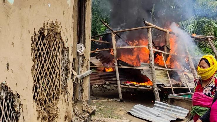 Hindistanda kadınlar taciz şüphelisinin evini ateşe verdi