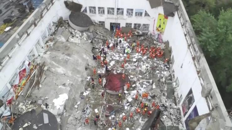 Okuldaki spor salonunun çatısı çöktü 11 öğrenci hayatını kaybetti