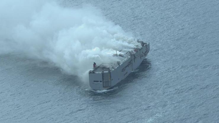 Hollanda’da kargo gemisindeki yangın 2 gündür devam ediyor
