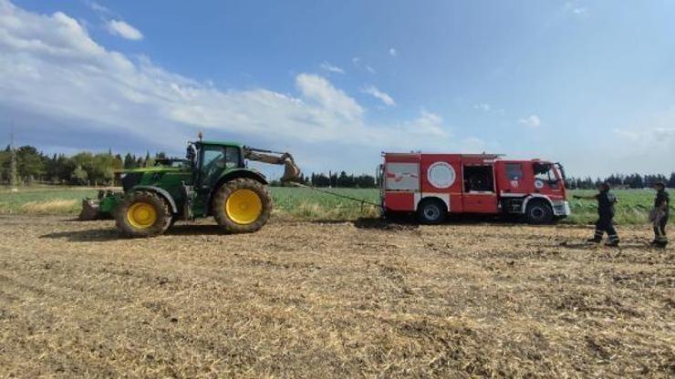 Tekirdağ'da yangına giden itfaiye aracı çamura saplandı Tekirdağ'da yangına giden itfaiye aracı çamura saplandı
