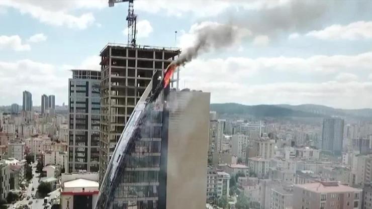 Ataşehirde iş merkezinin dış cephesi yanıyor