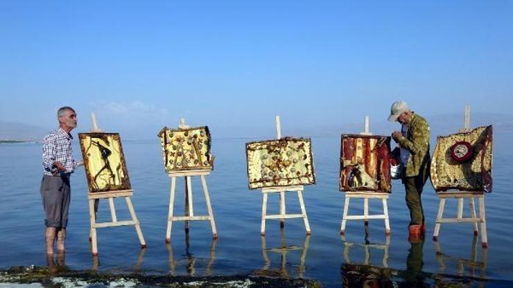 Kirliliğe ve Van Gölü'ndeki çekilmeye dikkat çekmek için atıklardan tablo yapıp sergiledi