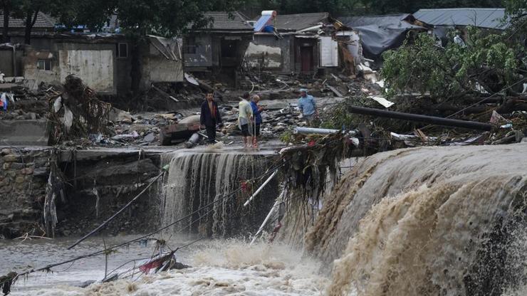 Pekin’de kırmızı alarm: Yollar göle döndü, araçlar sürüklendi, evleri su bastı…