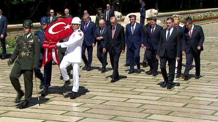 Son dakika: Erdoğan ve YAŞ üyeleri Anıtkabirde