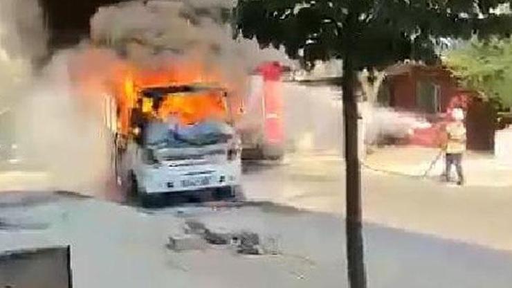 Pendik'te servis minibüsü alev alev yandı
