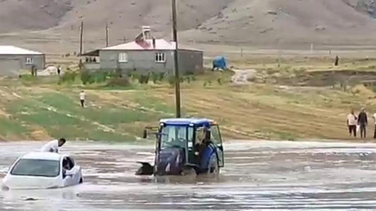 Doğubayazıtta sel felaketi Türkiye- İran karayolunda ulaşım tek şeritten sağlanıyor