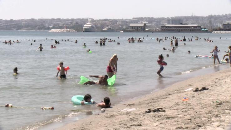 Termometreler 38 dereceyi gösterdi Sıcaktan bunalan vatandaşlar sahile akın etti