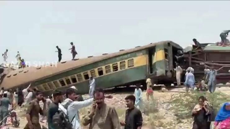 SON DAKİKA: Pakistanda tren raydan çıktı: Çok sayıda ölü ve yaralı var