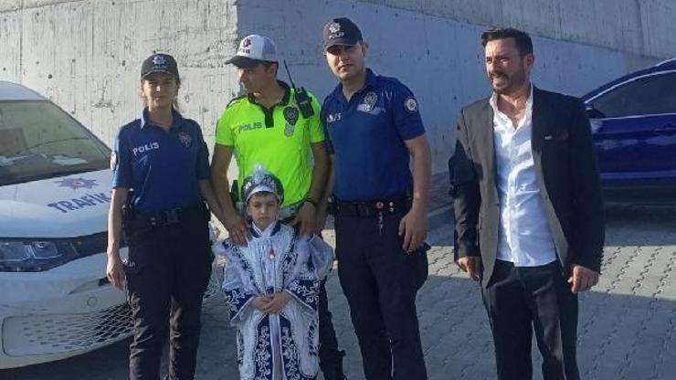 Polis olmak isteyen küçük çocuğa sünnet öncesi polislerden sürpriz Polis olmak isteyen küçük çocuğa sünnet öncesi polislerden sürpriz