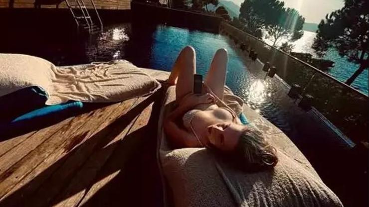Farah Zeynep Abdullahtan bikinili havuz başı pozu