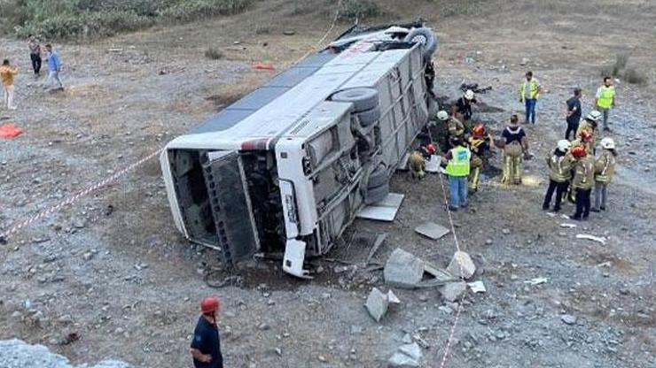 İstanbulda yolcu otobüsü devrildi Yaralılar var