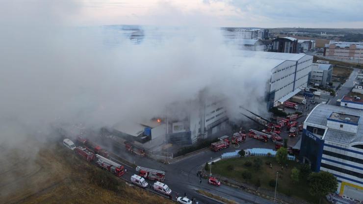 Arnavutköyde fabrika yangını Dumanlar gökyüzünü kapladı