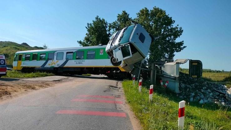 Polonyada yolcu treni kamyonla çarpıştı: 22 yaralı