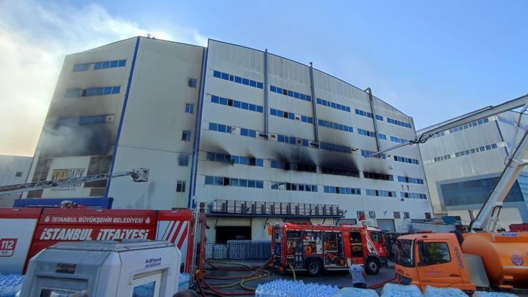 Arnavutköyde fabrikada çıkan yangın 13 saat sonra kontrol altına alındı