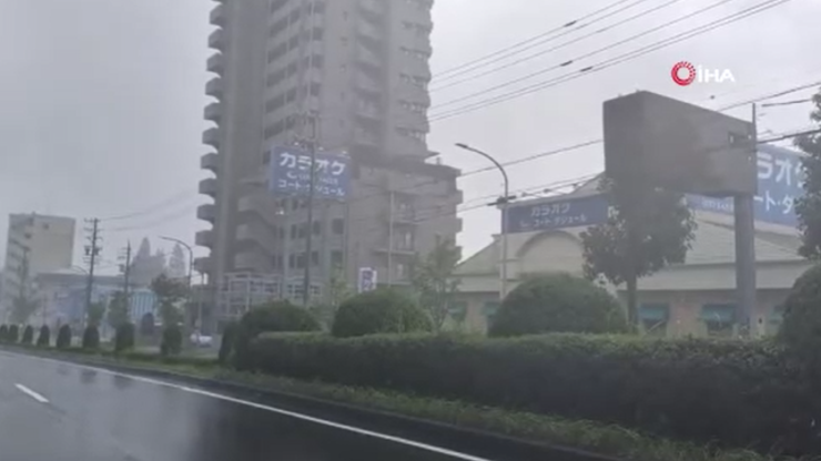 Japonyada etkili olan tayfun elektrik kesintisine neden oldu