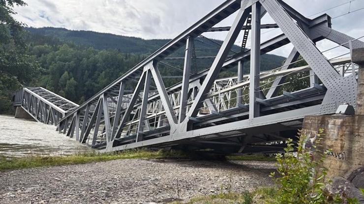 Norveç’te etkili olan Hans fırtınası sebebiyle çelik köprü çöktü