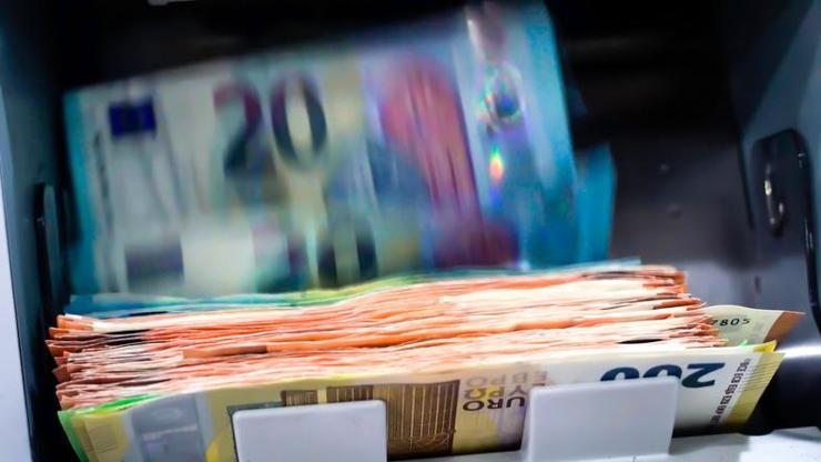 ATM para dağıttı Haberi duyan İrlandalılar uzun kuyruklar oluşturdu