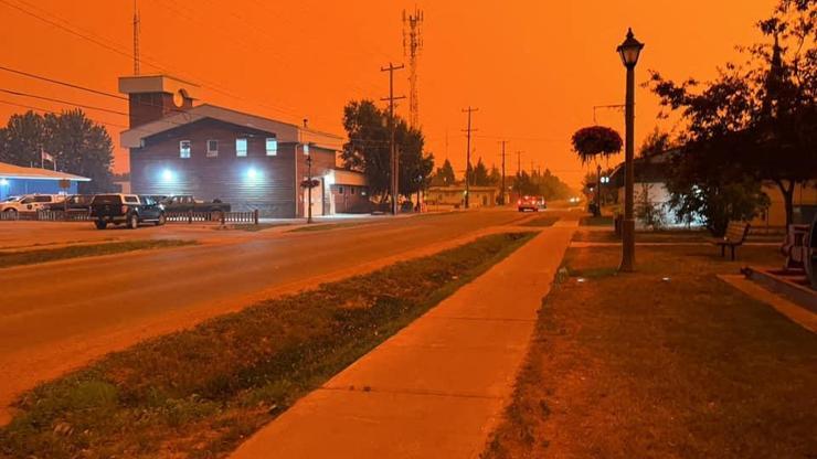 17 kilometre kala binlerce kişi için alarm verildi: Kanadada bir kentin tamamı tahliye ediliyor