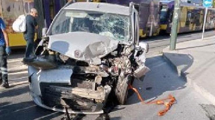 Zeytinburnunda hafif ticari araç tramvay yoluna girdi: 1 yaralı