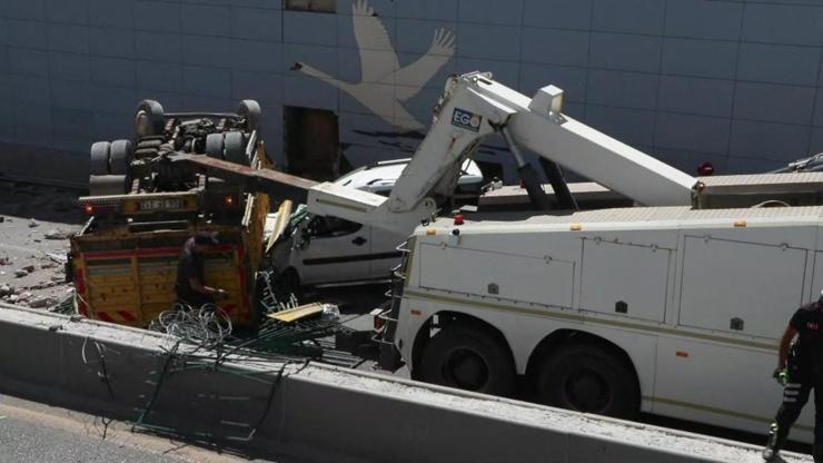 Ankarada hafriyat kamyonu alt geçide düştü