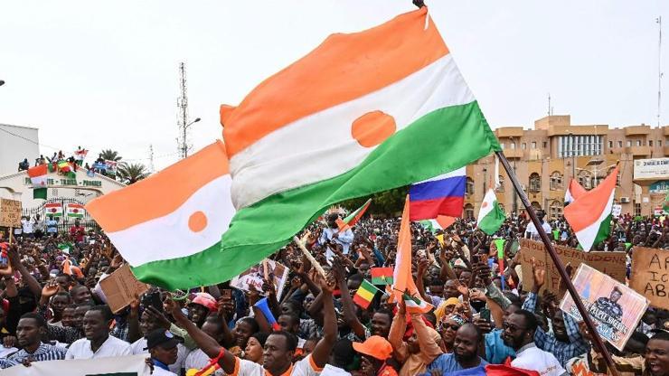 Afrika Birliği, Nijerin üyeliğini askıya aldı