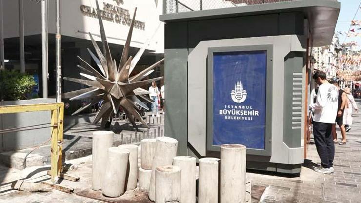 İstiklal Caddesindeki Göktaşı Heykelinin önünü kapatan ATMler kaldırıldı