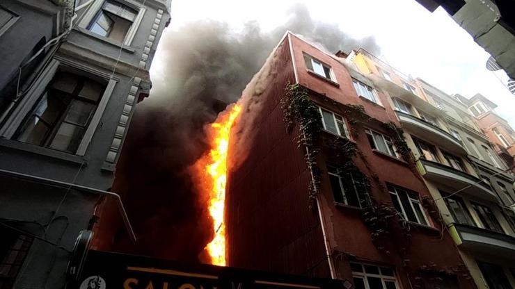 Beyoğlunda 5 katlı binada yangın
