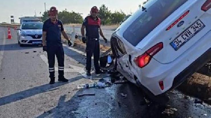 Amasya’da otomobil orta refüje çarptı: 5 yaralı